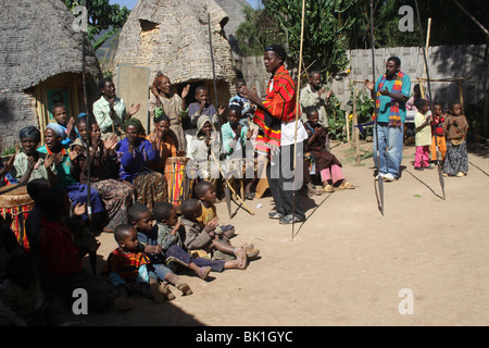 Afrika, Äthiopien, Omo Region, Chencha Dorf, Dorze Stamm tribal dance Stockfoto