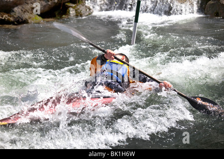 Kajakfahrer manövrieren am Fluss Treska in Canyon Matka Mazedonien Stockfoto