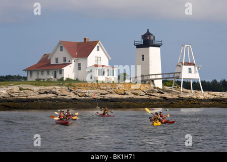 Kajakfahrer auf einem Ausflug in der Nähe von Hendricks Head Light am Fluss Sheepscot in Maine Stockfoto