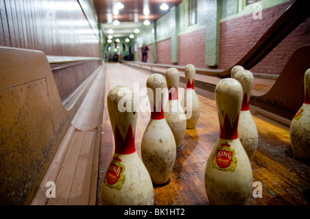 Bowling in eine alte zweispurige Kegelbahn in Barrow Mansion, Jersey City, NJ. Stockfoto