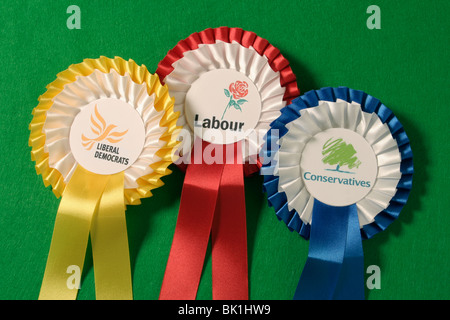 Die drei wichtigsten UK politischen Parteien Rosetten. Stockfoto