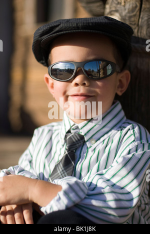 Eine niedliche 2-4 jährige Mischlinge junge mit einem Hut und sunglasses(Released) Stockfoto