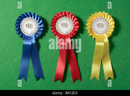 Blau, gelb und rot Gewinner Rosetten. Stockfoto