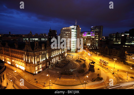 Nachtansicht der City Square und die umliegenden Gebäude in Leeds, West Yorkshire Stockfoto