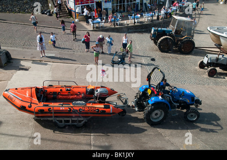 RNLI aufblasbares Rettungsboot an Cromer Norfolk East Anglia in England ins Leben gerufen Stockfoto