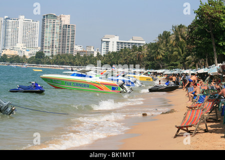 Speed-Boote am Strand in Pattaya, Thailand. Stockfoto