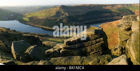 Dove Stone und Yeoman Hey Stauseen aus Great Dove Stone Rocks, Saddleworth, Oldham District, Greater Manchester, England, Großbritannien Stockfoto