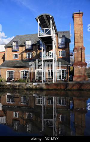 Neubauwohnungen auf Themse Sperre Fluss Wey Navigation, Kanal und Fluss-System bei Weybridge, Surrey, England, UK Stockfoto