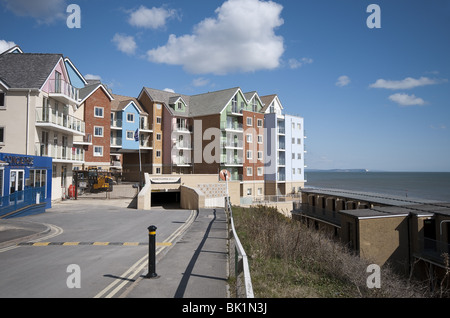 Neue Immobilienentwicklung auf Boscombe Spa direkt am Meer, in der Nähe von Bournemouth, Dorset, England, UK aufgenommen April 2010 Stockfoto