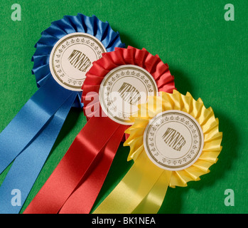 Blau, gelb und rot Gewinner Rosetten. Stockfoto