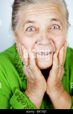 Aufgeregt senior Frau mit Überraschung Ausdruck auf ihrem Gesicht Stockfoto