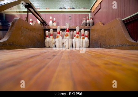 Bowling in eine alte zweispurige Kegelbahn in Barrow Mansion, Jersey City, NJ. Stockfoto