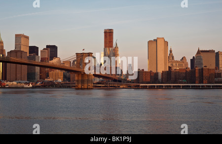 Am frühen Morgen im Hinblick auf die Brooklynbridge mit Blick auf den East river Stockfoto