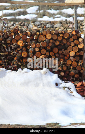 Brennholz gestapelt in Schnee Winter Outdoor-Spanien Stockfoto