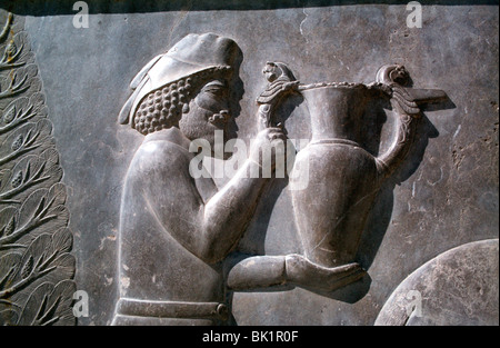 Relief von einem armenischen Mann trägt einen Behälter, der Apadana, Persepolis, Iran Stockfoto