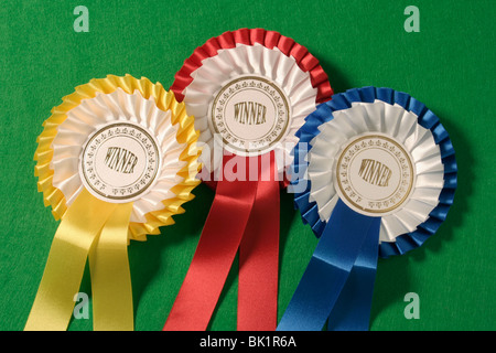 Blau, gelb und rot Gewinner Rosetten. Stockfoto