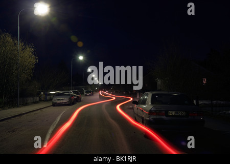 Lichtspuren von der Rückseite eines Autos bei Nacht, Langzeitbelichtung. Stockfoto