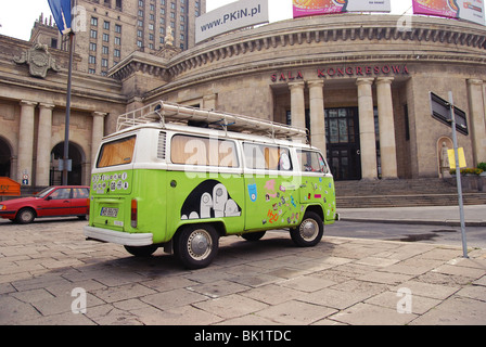 Hellen Hippie-Minivan in Warschau in der Nähe von Kongress-Saal Stockfoto