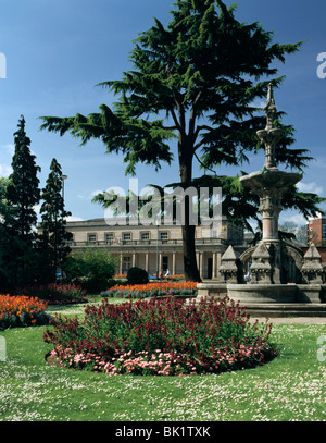 Königliche Trinkhalle und Bäder aus Jephson Gärten, Leamington Spa, Warwickshire. Stockfoto