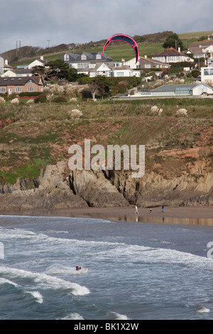 Kite-Surfer am Bigbury am Meer, Devon Stockfoto