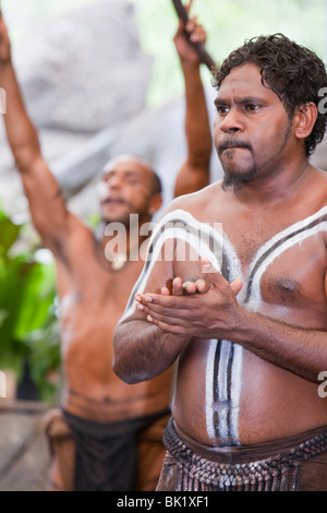 Eine traditionelle Aborigines-Anzeige im Tjapukai Aboriginal Park in der Nähe von Cairns, Queensland, Australien. Stockfoto