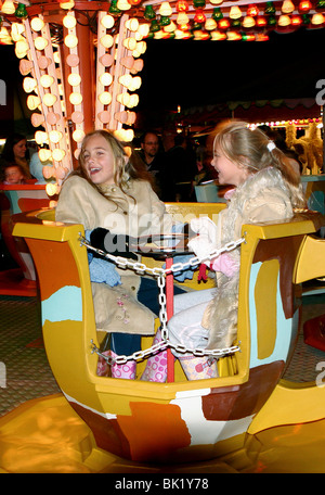 Kinder auf einem Festplatz fahren, 2005 Stockfoto