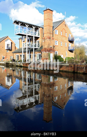 Neubauwohnungen auf Themse Sperre Fluss Wey Navigation, Kanal und Fluss-System bei Weybridge, Surrey, England, UK Stockfoto