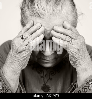 Alten senior unglückliche mit gesundheitlichen Problemen Stockfoto