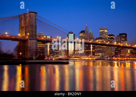 Die Brooklyn Bridge und die Gebäude des Finanzviertels von Lower Manhattan, New York City, USA Stockfoto