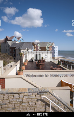 Neue Immobilienentwicklung auf Boscombe Spa direkt am Meer, in der Nähe von Bournemouth, Dorset, England, UK aufgenommen April 2010 Stockfoto