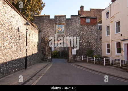 Prioren Tor in der alten Stadtmauer, Winchester, Hampshire, England. Stockfoto