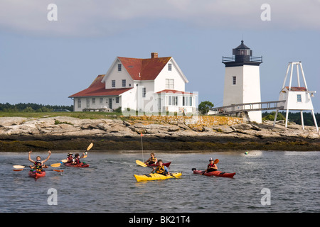 Kajakfahrer auf einem Ausflug in der Nähe von Hendricks Head Light am Fluss Sheepscot in Maine Stockfoto