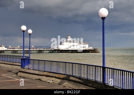 Eastbourne Strandpromenade und Seebrücke Stockfoto