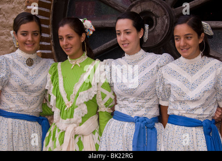 Senoritas in traditionellen mexikanischen Kleider in Guadalajara, Jalisco, Mexiko Stockfoto