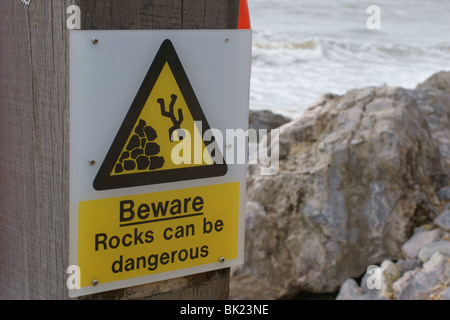 Coastal Warnzeichen zeigen eine menschliche Figur, die vom Felsen fallen. Stockfoto