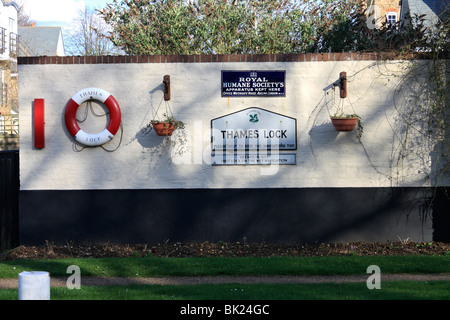 Themse Sperre auf dem Fluss Wey Navigation, Kanal und Fluss-System, bei Weybridge, Surrey, England, UK Stockfoto