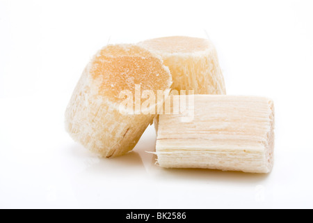 Stücke von rohem Zuckerrohr vor weißem Hintergrund. Stockfoto