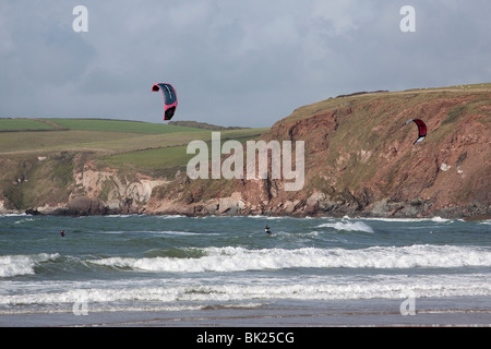 Kite-Surfer am Bigbury am Meer, Devon Stockfoto