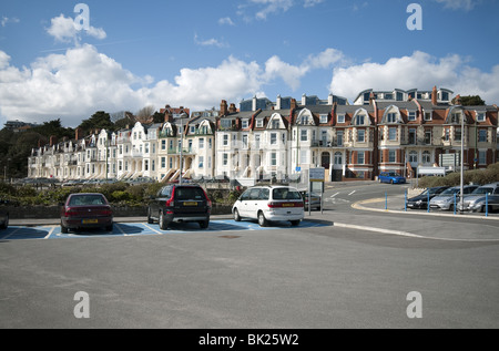 Häuser und Ferienhäuser auf Boscombe Spa direkt am Meer, in der Nähe von Bournemouth, Dorset, England, UK aufgenommen April 2010 Stockfoto