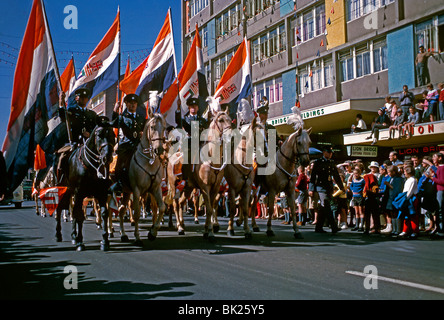 Parade mit berittene Polizisten hoch zu Ross mit der nationalen Fahne während der Apartheid, Durban, Südafrika, 1966 Stockfoto