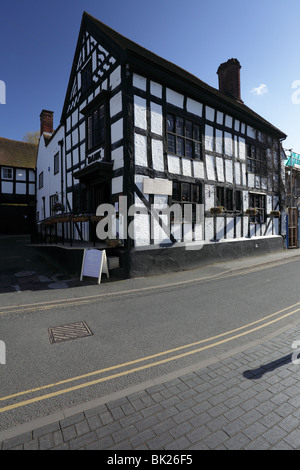 Holz frühen Periode Gebäude auf High St, Much Wenlock, Shropshire, England eingerahmt. Stockfoto