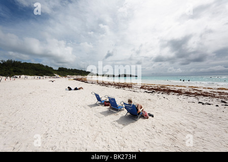 Menschen entspannen am Horseshoe Bay Beach, Bermuda Stockfoto