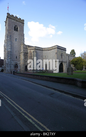 Blick auf die Heilige Dreifaltigkeit Kirche von Wilmore Straße in der ländlichen Stadt von Much Wenlock. Stockfoto