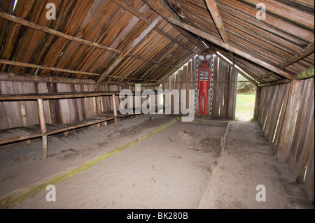 Innere der Clatsop indische Langhaus. Stockfoto