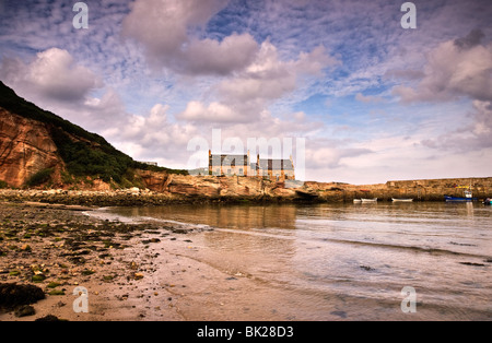 Ein Blick Bucht-Hafen und Dorf in der Nähe von Cockburnspath in der schottischen Grenzen-Region Stockfoto