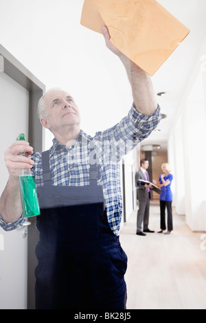 Mann Reinigung Fenster Stockfoto