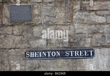 Eingelegten Steinplatte auf dem alten Bahndamm in Sheinton Street, Much Wenlock, Shropshire, England. Stockfoto