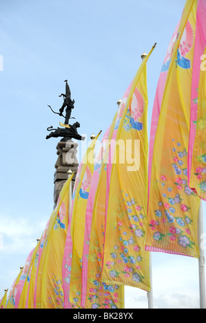 "Der goldene Mann" Skulptur Symbol von Almaty Stockfoto