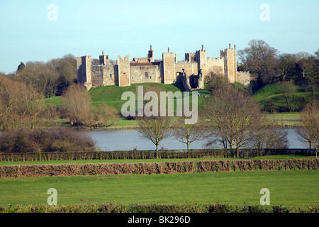 Fassaden der Framlingham Castle angesehen, über die bloße, Suffolk Stockfoto