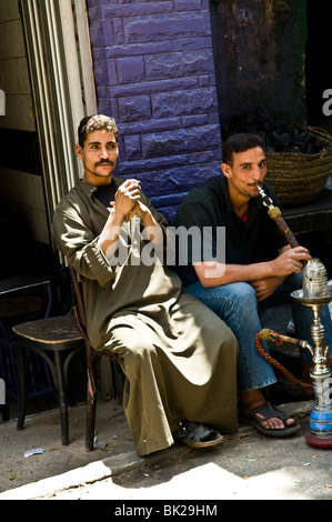 Shisha rauchen. (Wasserpfeife). Stockfoto